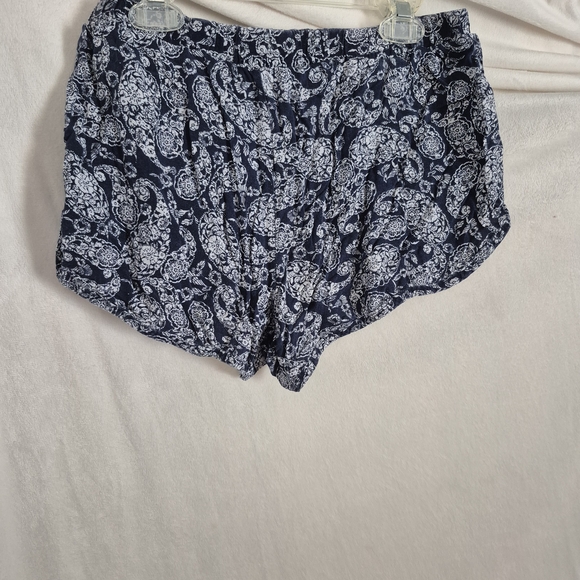 La Hearts Blue and White Paisley Shorts - Picture 3 of 4